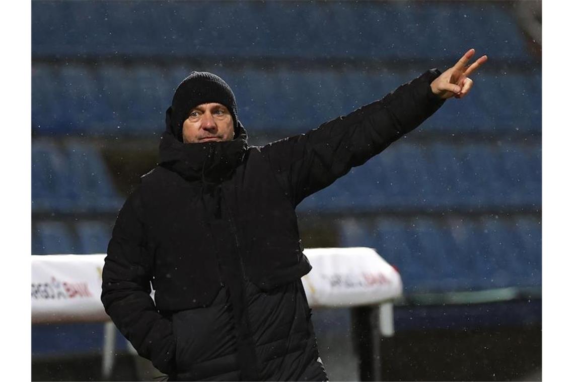 Bayern-Trainer Hansi Flick hofft auf einen Heimsieg gegen den SC Freiburg. Foto: Christian Charisius/dpa