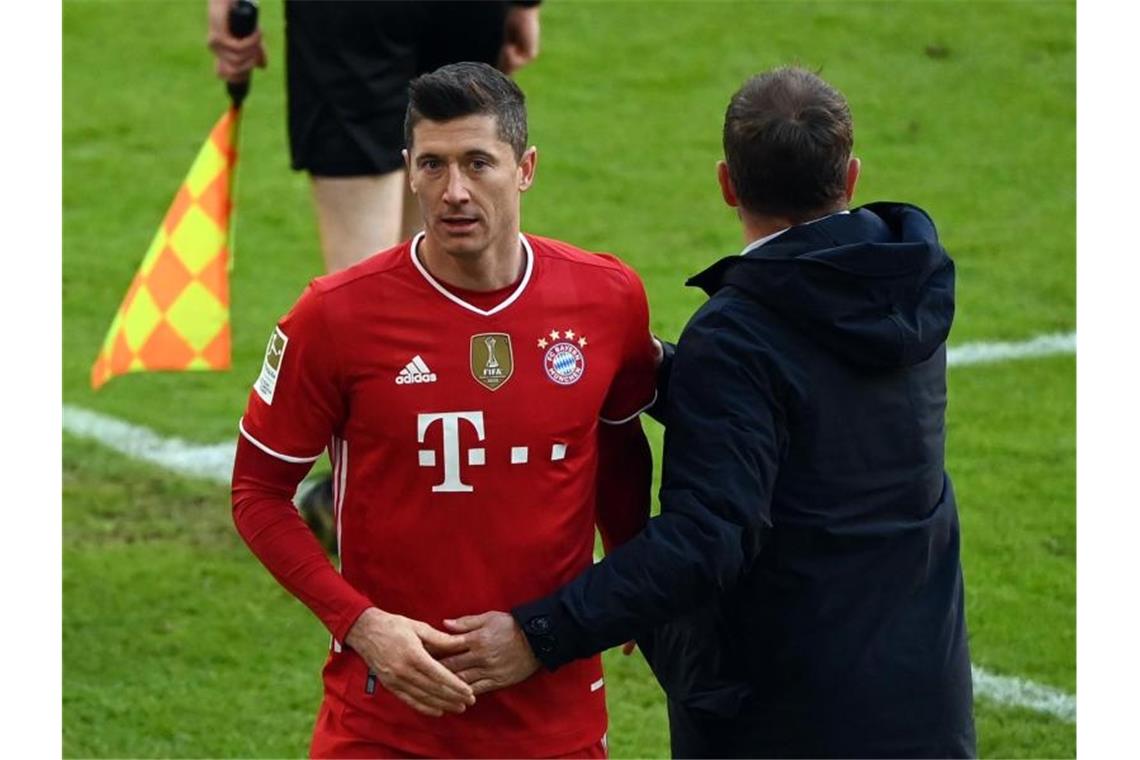 Bayern-Trainer Hansi Flick kann in Mainz wieder seinen Stürmer Robert Lewandowski auf das Feld schicken. Foto: Matthias Balk/dpa POOL/dpa