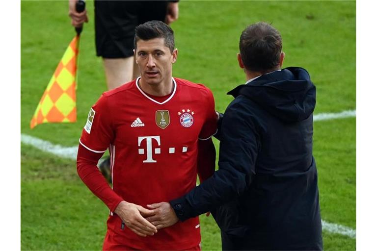Bayern-Trainer Hansi Flick kann in Mainz wieder seinen Stürmer Robert Lewandowski auf das Feld schicken. Foto: Matthias Balk/dpa POOL/dpa
