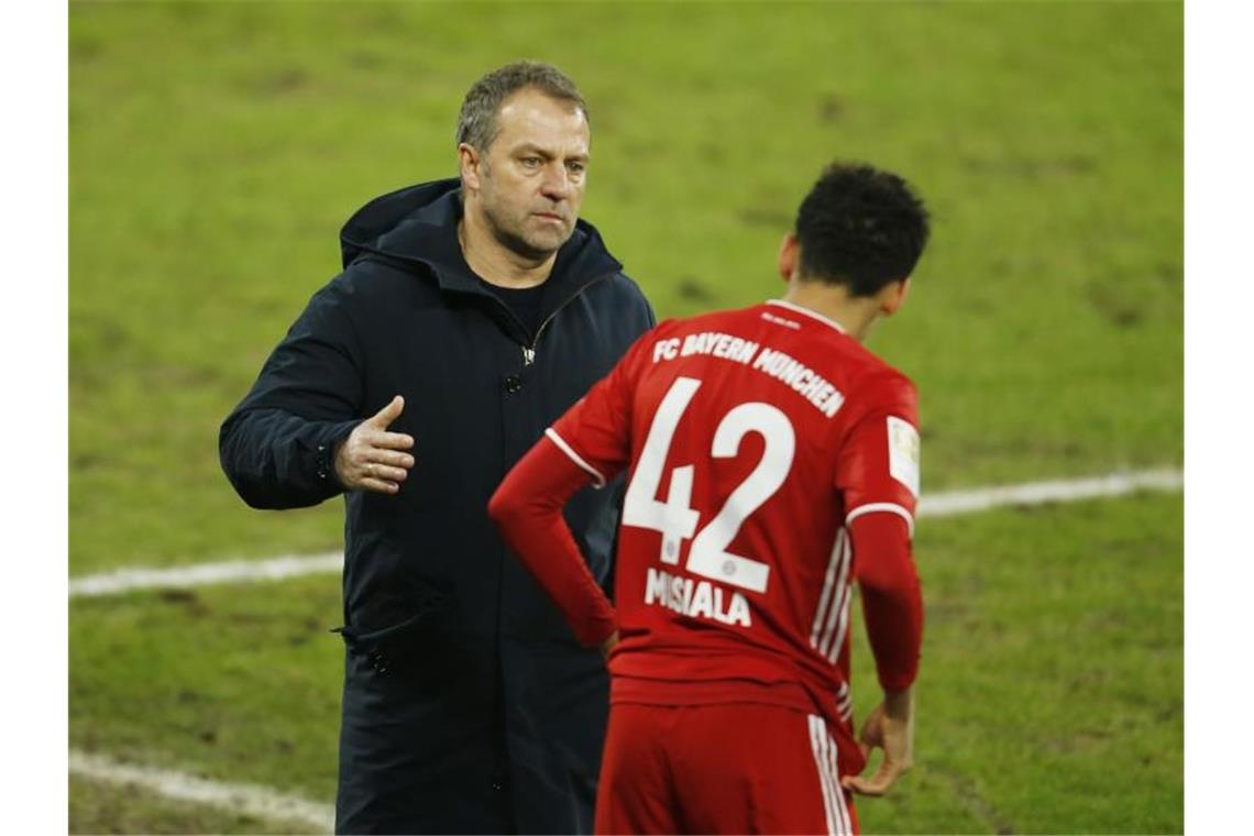 Bayern-Trainer Hansi Flick (l) setzt gegen Lazio Rom auf Jamal Musiala. Foto: Leon Kuegeler/Reuters/Pool/dpa