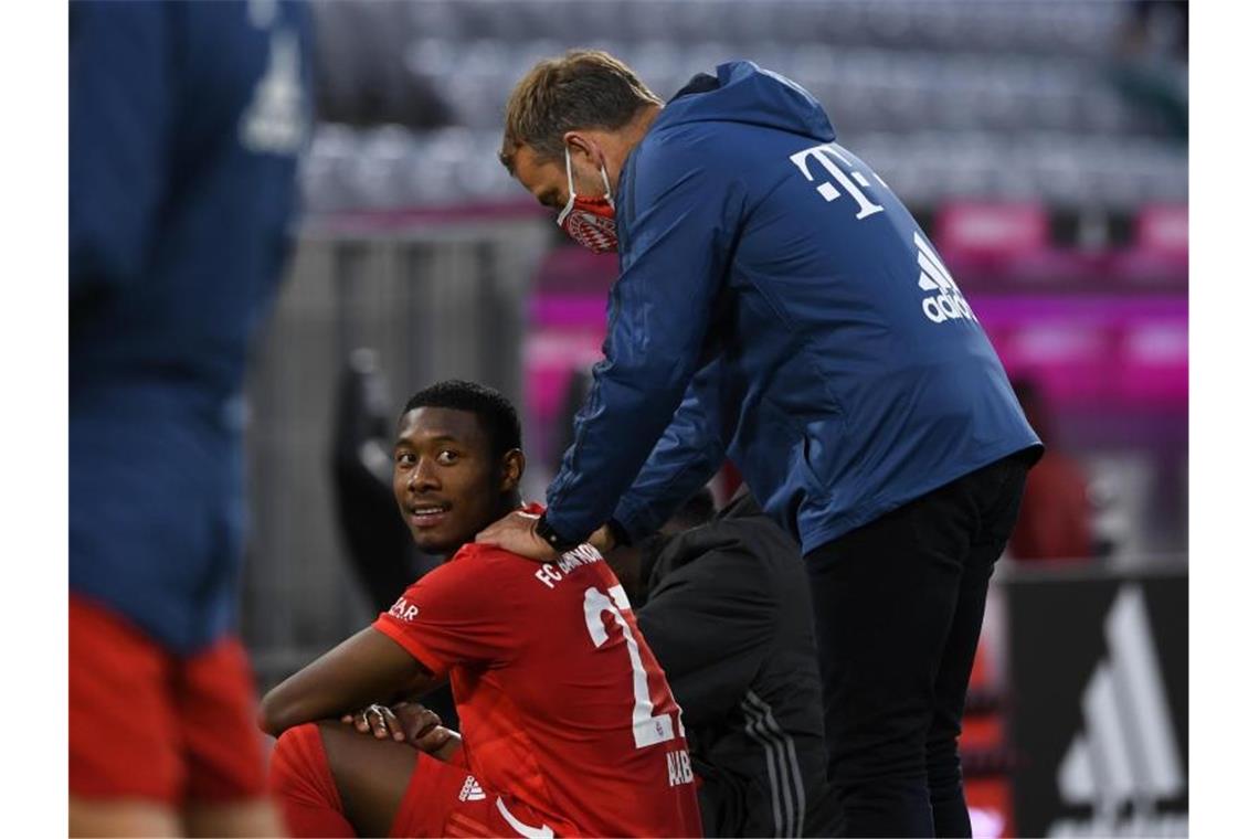 Bayern-Trainer Hansi Flick (r) und David Alaba nach dem Spiel. Foto: Christof Stache/AFP/Pool/dpa