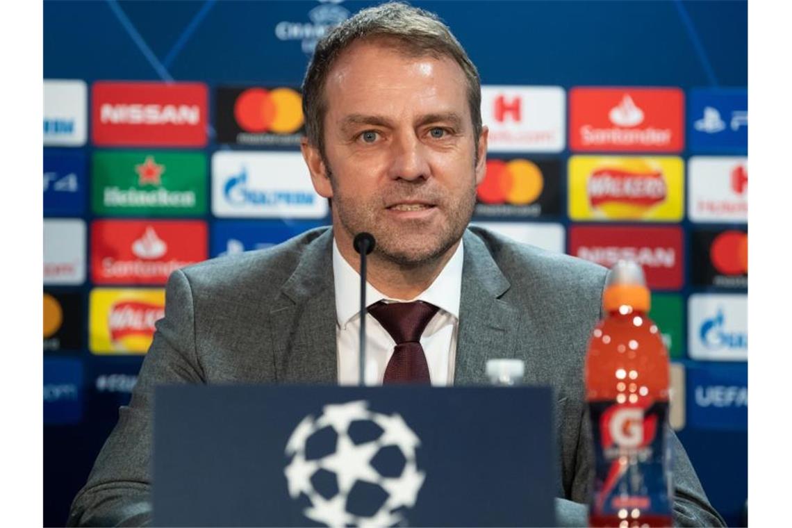 Bayern-Trainer Hansi Flick sitzt an seinem Geburtstag bei der Pressekonferenz zum Chelsea-Spiel auf dem Podium. Foto: Sven Hoppe/dpa