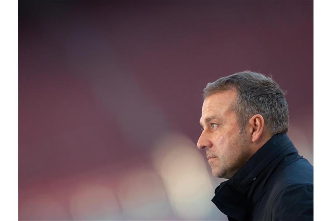 Bayern-Trainer Hansi Flick stachelt seine Bayern-Stars vor dem Spiel gegen Leipzig an. Foto: Tom Weller/dpa