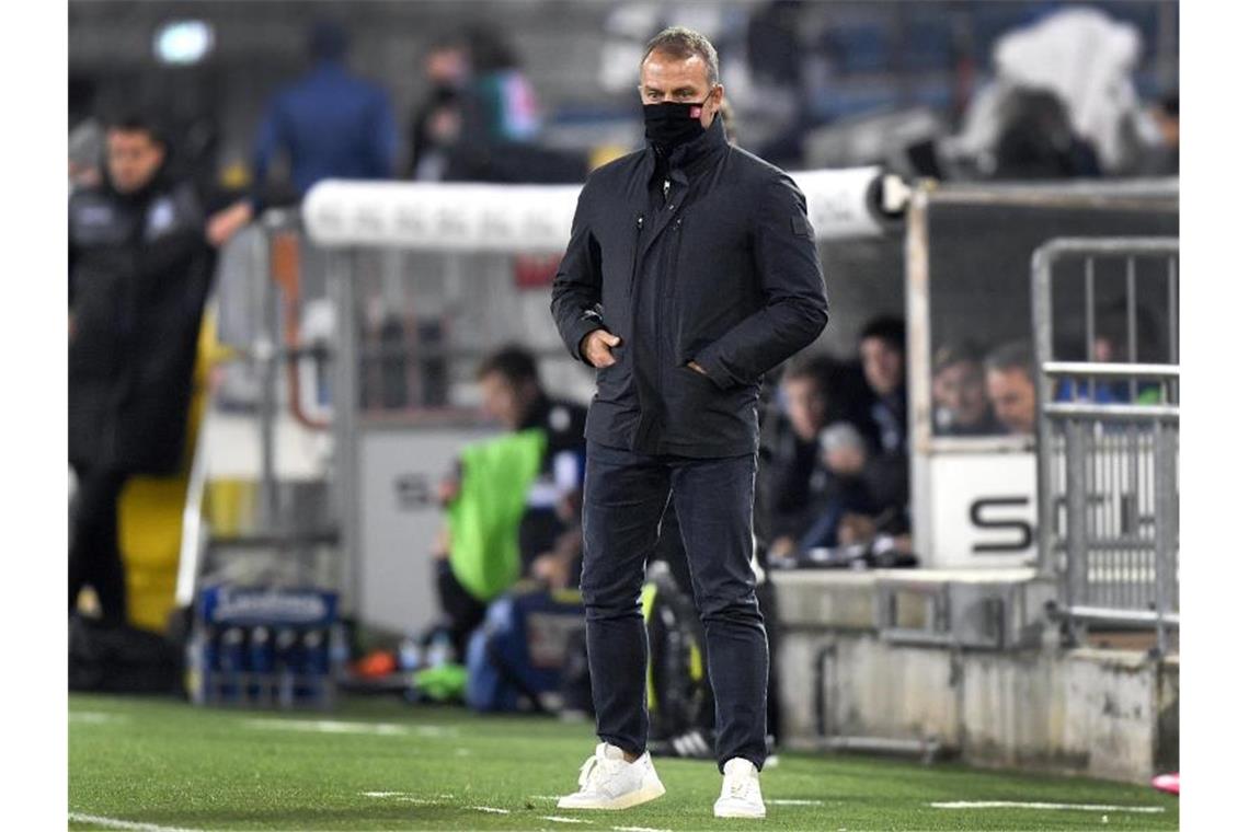 Bayern-Trainer Hansi Flick trägt am Spielfeldrand einen Mund-Nasen-Schutz. Foto: Martin Meissner/AP-Pool/dpa