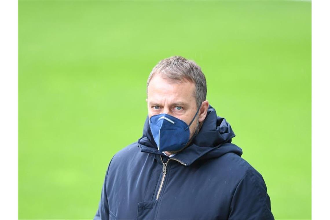 Bayern-Trainer Flick bei Löw-Nachfolge weiter bedeckt Bayern-Trainer Hansi Flick wird als möglicher Nachfolger von Bundestrainer Joachim Löw gehandelt. Foto: Carmen Jaspersen/dpa-Pool/dpa