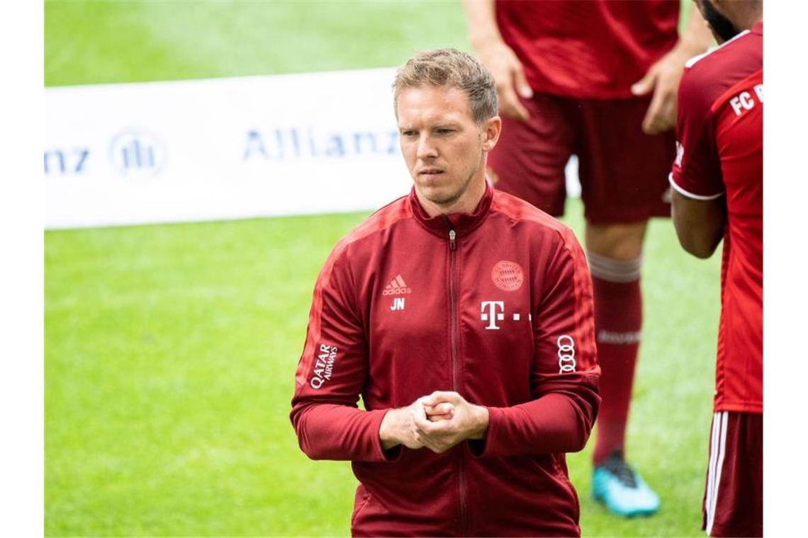 Bayerns ungewisses Barça-Wiedersehen ohne Messi Bayern-Trainer Julian Nagelsmann beobachtet das Training seiner Mannschaft. Foto: Matthias Balk/dpa
