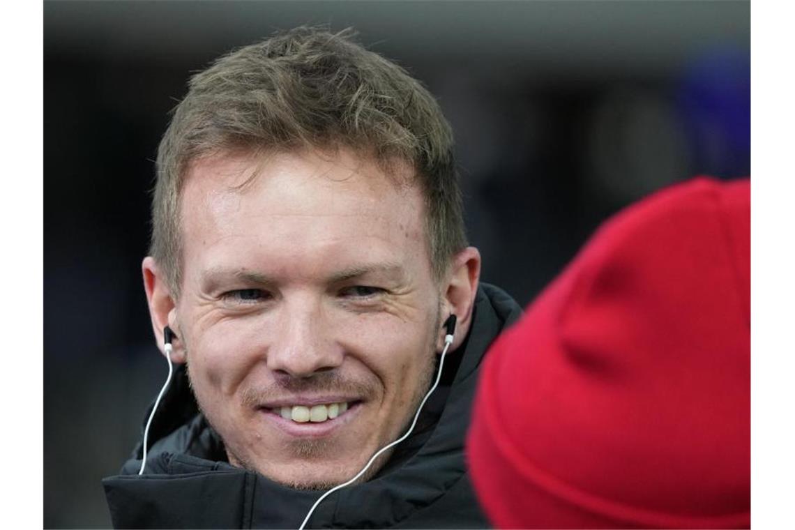 Bayern-Trainer Julian Nagelsmann hatte nach dem Sieg in Berlin gute Laune. Foto: Soeren Stache/dpa-Zentralbild/dpa