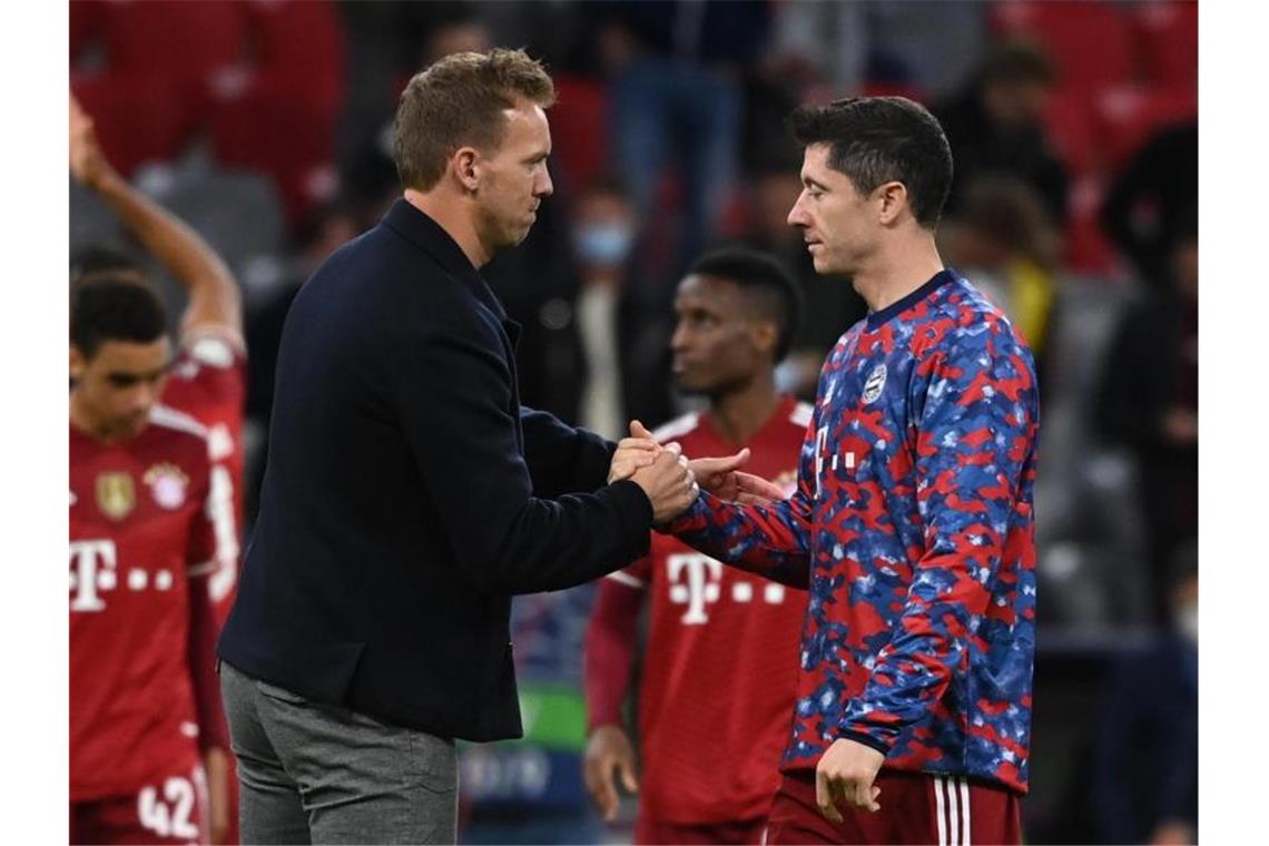 Bayern-Trainer Julian Nagelsmann (l) bedankt sich nach dem Spiel bei Stürmerstar Robert Lewandowski. Foto: Sven Hoppe/dpa