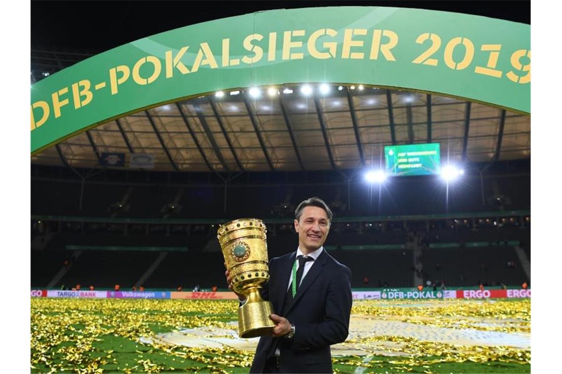 Bayern-Trainer Niko Kovac präsentiert nach der Siegerehrung den DFB-Pokal. Foto: Matthias Balk