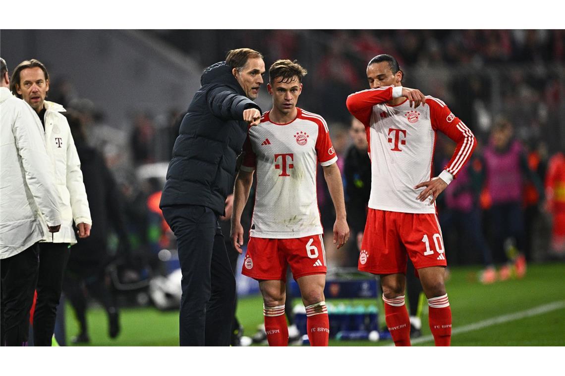 Bayern-Trainer Thomas Tuchel (l) gibt Joshua Kimmich (M.) und Leroy Sané Anweisungen.