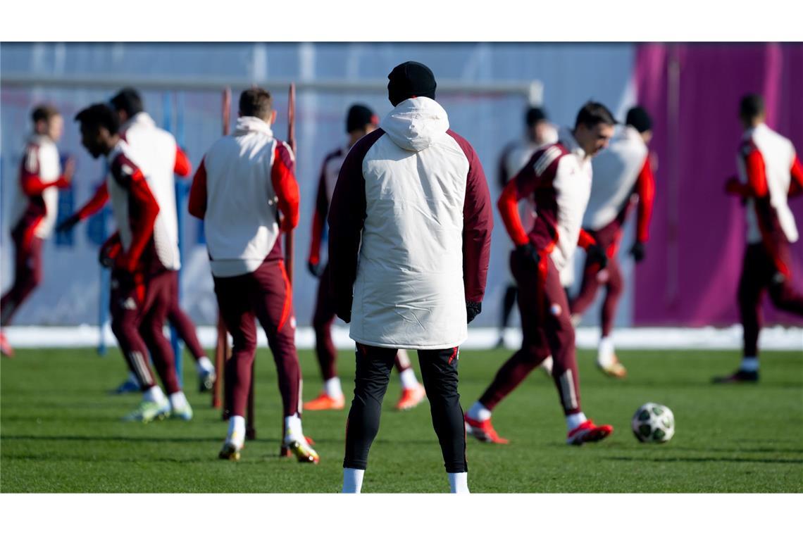 Heftige "Drucktage" für Bayern und Kompany Bayern-Trainer Vincent Kompany (vorne) beobachtet seine Spieler beim Training.
