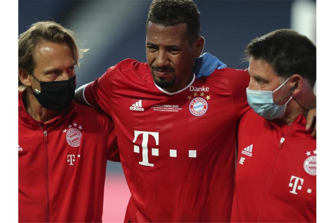 Bayern-Verteidiger Jérôme Boateng (M.) musste verletzt vom Platz. Foto: Miguel A. Lopes/Pool EPA/AP/dpa