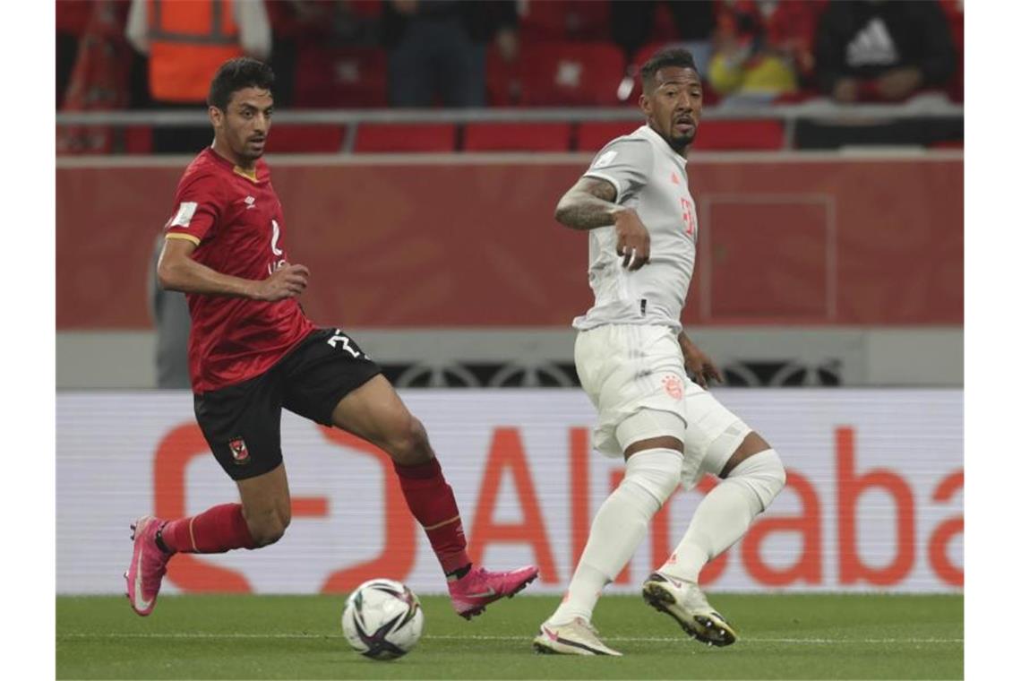 Lewandowski trifft doppelt: FC Bayern im Finale der Club-WM Bayern-Verteidiger Jérôme Boateng (r) uist vor Mohamed Hany am Ball. Foto: Hussein Sayed/AP/dpa