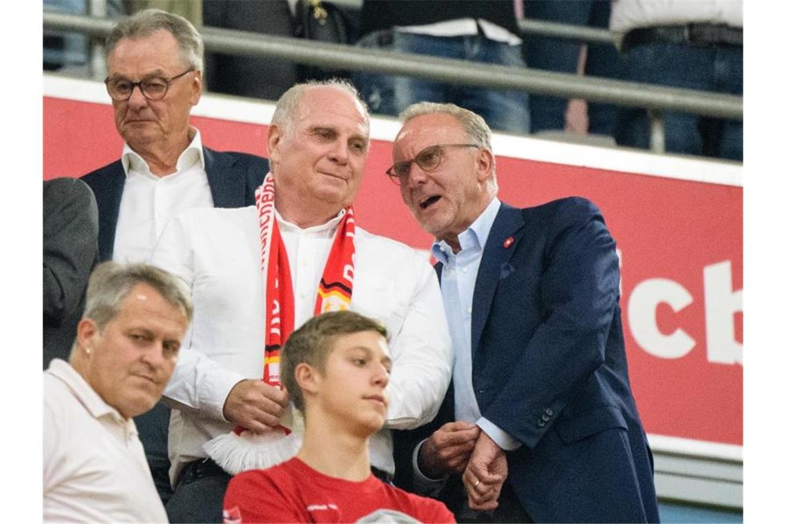 Bayern-Vorstand Karl-Heinz Rummenigge (r), hier im Gespräch mit Präsident Uli Hoeneß, ist zufrieden mit den Transfers. Foto: Matthias Balk