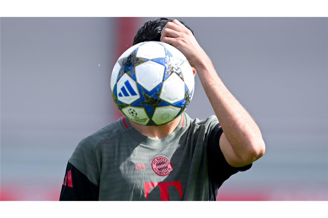 Bayerns Aleksandar Pavlovic mit Ball in Aktion