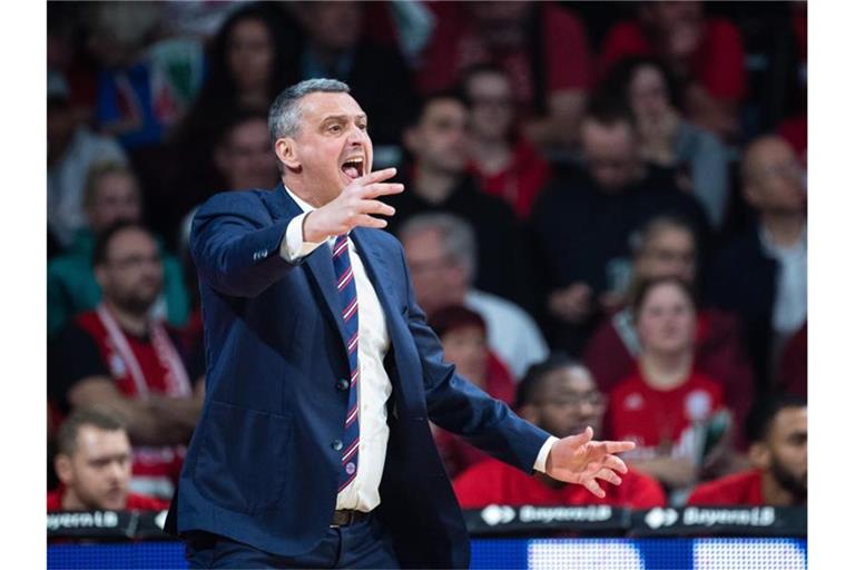 Bayerns Basketballer und Trainer Dejan Radonjic bleiben bei einer perfekten Bundesliga-Saisonbilanz. Foto: Matthias Balk/dpa
