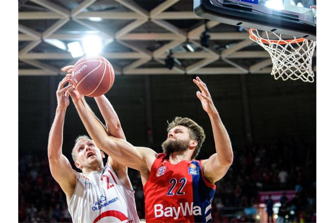 FC Bayern und ALBA Berlin mit Siegen zum Halbfinal-Auftakt Bayerns Danilo Barthel (r) holt gegen Seth Hinrichs von Vechta einen Rebound. Foto: Matthias Balk