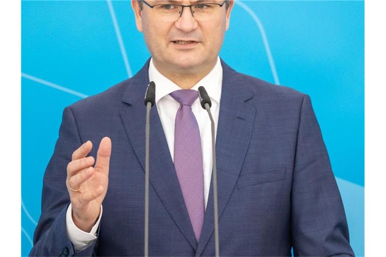 Bayerns Finanzminister Albert Füracker spricht während einer Pressekonferenz. Foto: Daniel Karmann/dpa/archivbild