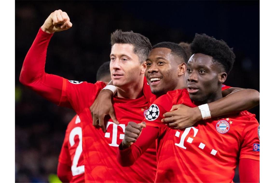 Lewandowski und Co.: Clubs setzen auf Rückkehrer Bayerns Hoffnungen im Sturm liegen wieder auf Robert Lewandowski (l). Foto: Sven Hoppe/dpa