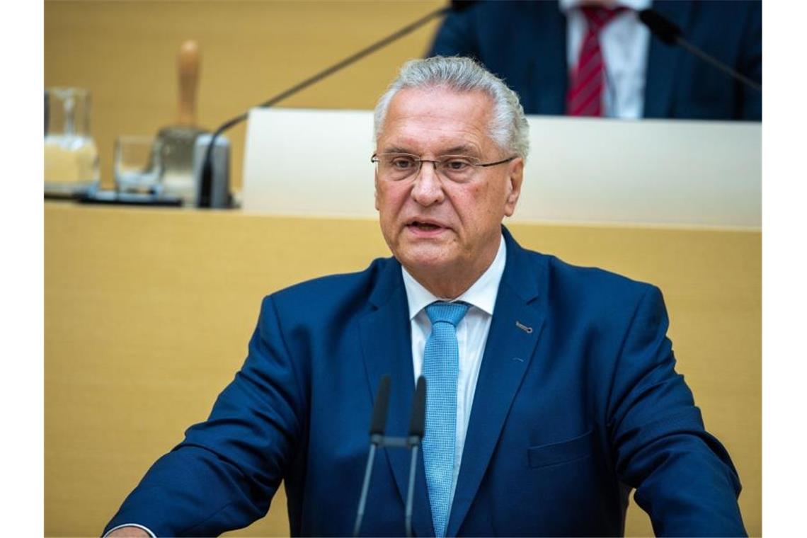 Bayerns Innenminister Joachim Herrmann (CSU) fordert die „vollste Härte“ des Rechtsstaats. Foto: Lino Mirgeler/dpa