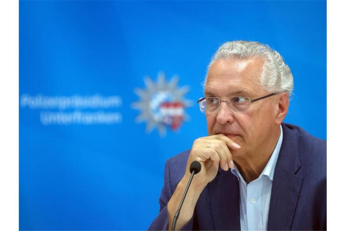 Bayerns Innenminister Joachim Herrmann (CSU) während einer Pressekonferenz zu der Messerattacke in der Würzburger Innenstadt. Foto: Karl-Josef Hildenbrand/dpa