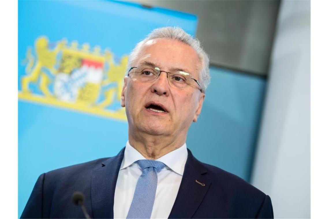 Bayerns Innenminister Joachim Herrmann: „Verstöße werden wir konsequent sanktionieren.“. Foto: Matthias Balk/dpa