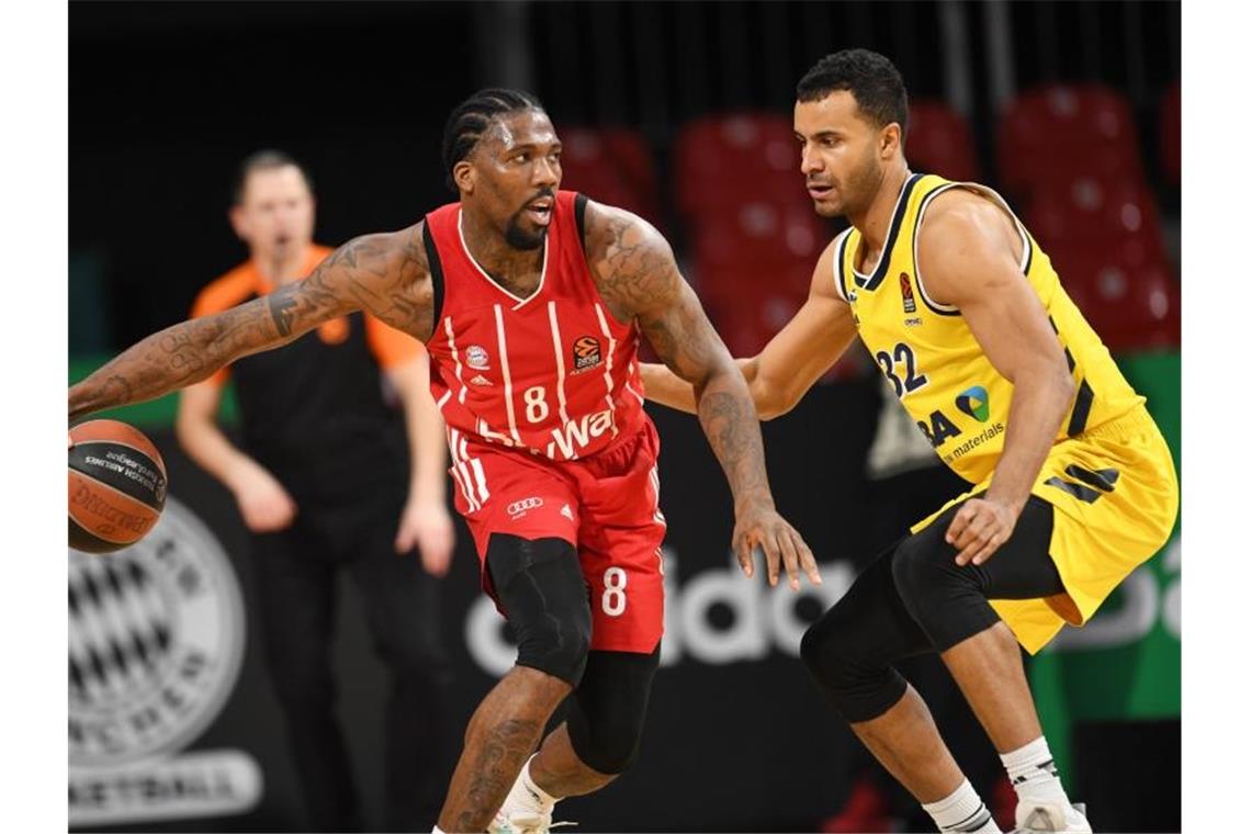 FC Bayern bezwingt Alba Berlin in der Euroleague Bayerns Jalen Reynolds (l) und Albas Johannes Thiemann kämpfen um den Ball. Foto: Tobias Hase/dpa