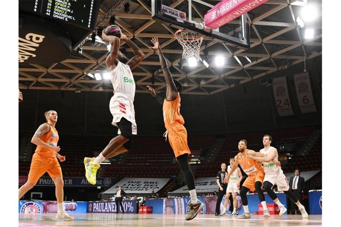 Bayern nach Basketball-Krimi im Finale gegen Alba Bayerns Jalen Reynolds (l) zieht gegen Ulms Aric Holman zum Korb. Foto: Tobias Hase/dpa