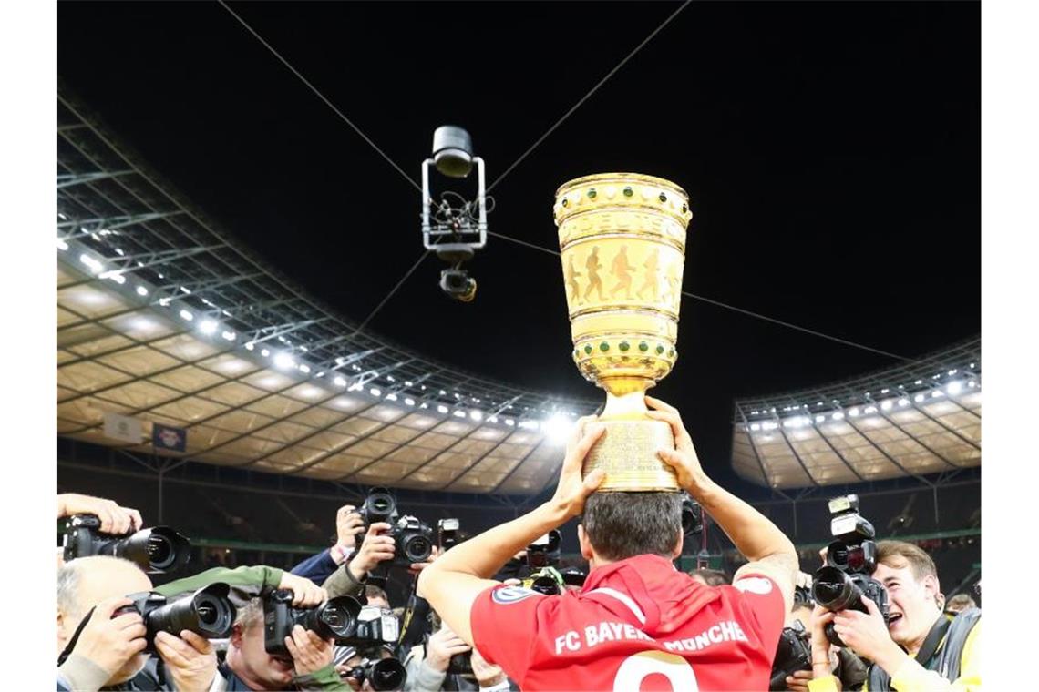 Bayerns Javi Martínez trägt den Pokal auf dem Kopf. Foto: Christian Charisius