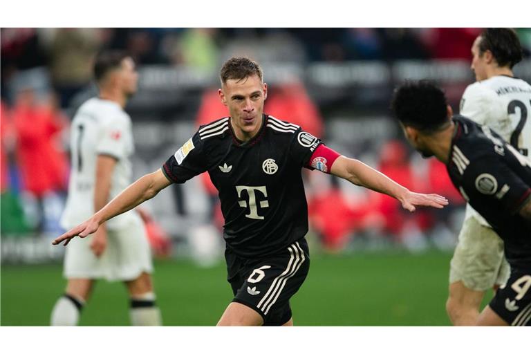 Bayern siegt sich zum Europarekord - RB demütigt Wagners FCA Bayerns Joshua Kimmich jubelt über sein Führungstor in Mönchengladbach.