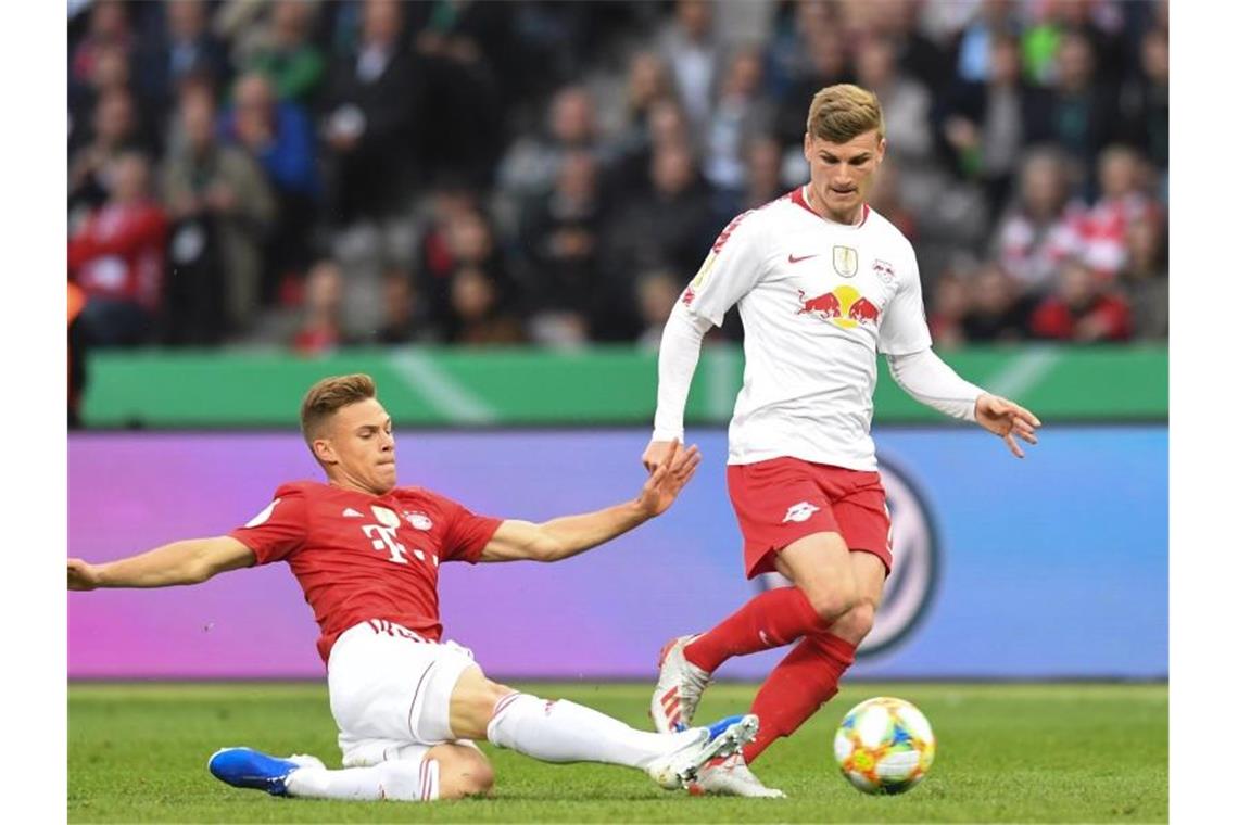 Bayerns Joshua Kimmich (l) und Leipzigs Timo Werner (r) kämpfen um den Ball. Foto: Matthias Balk/dpa
