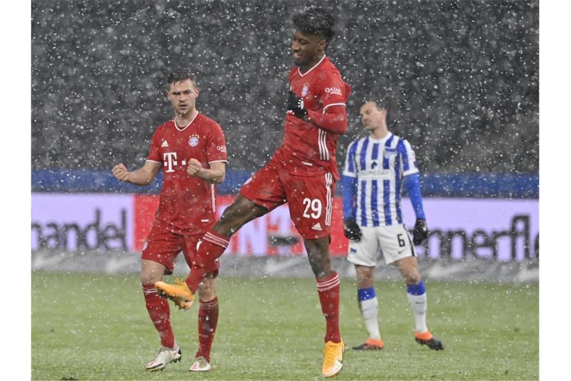 Bayern mit Schwung zur Club-WM - Sieg im Schneetreiben Bayerns Kingsley Coman feiert sein Tor zur 0:1-Führung - im Hintergrund ärgert sich Herthas Darida über das unglückliche Gegentor. Foto: John Macdougall/AFP-Pool/dpa