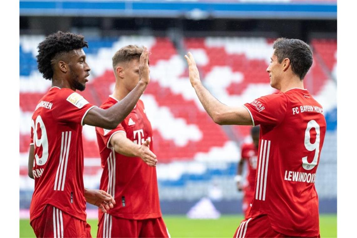 Bayern mit Tor-Festival dank Lewandowski - Leipzig Spitze Bayerns Kingsley Coman (l-r), Joshua Kimmich und Torschütze Robert Lewandowski jubeln über den Treffer zum 2:0. Foto: Matthias Balk/dpa