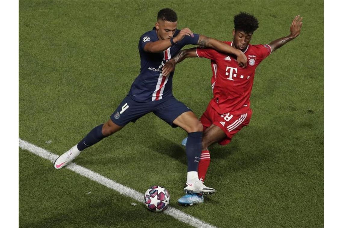 Bayerns Kingsley Coman (r) im Zweikampf mit PSG-Verteidiger Thilo Kehrer. In der Champions League kommt es zur Neuauflage des Vorjahresfinales. Foto: Manu Fernandez/Pool AP/dpa