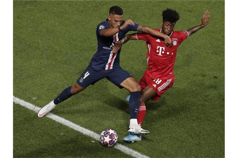 Bayerns Kingsley Coman (r) im Zweikampf mit PSG-Verteidiger Thilo Kehrer. In der Champions League kommt es zur Neuauflage des Vorjahresfinales. Foto: Manu Fernandez/Pool AP/dpa