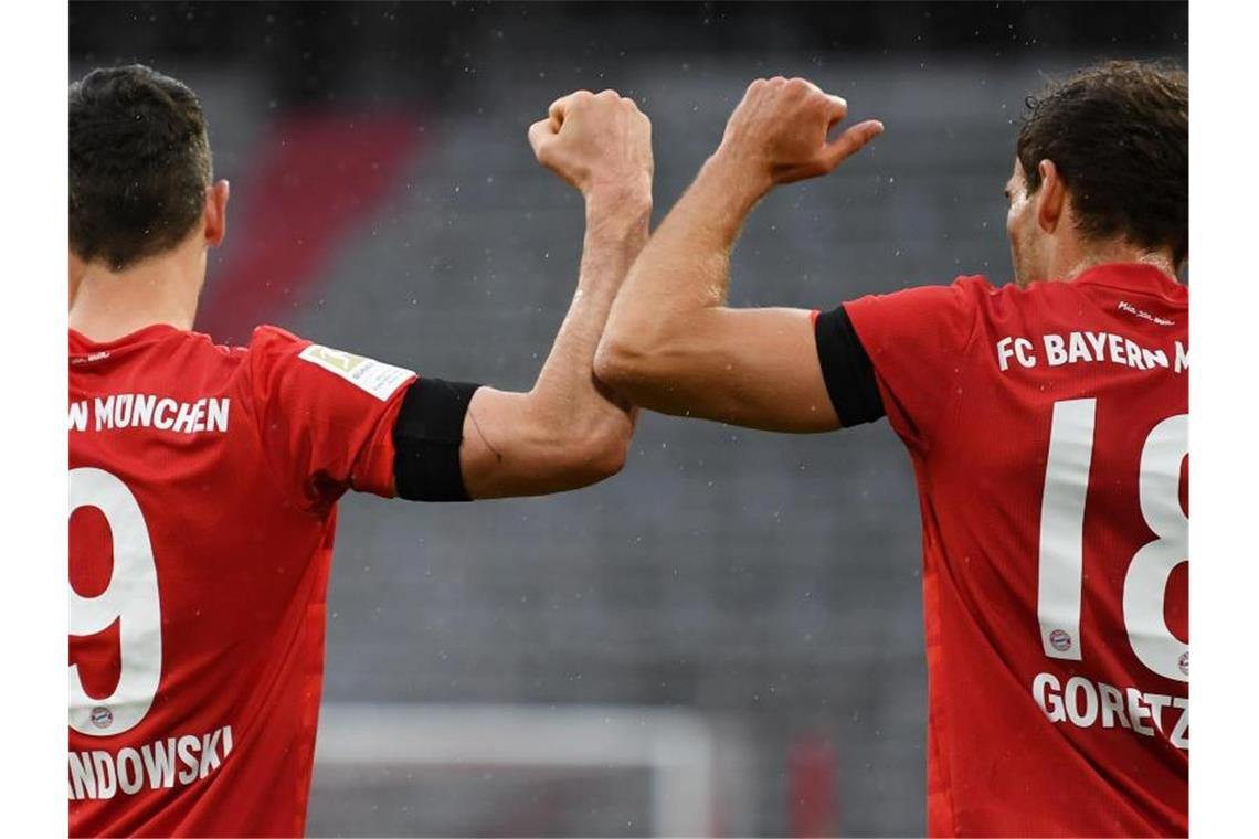 Bayerns Leon Goretzka (r) jubelt nach seinem Tor zur 1:0-Führung gegen Eintracht Frankfurt mit Stürmer Robert Lewandowski. Foto: Andreas Gebert/Reuters-Pool/dpa