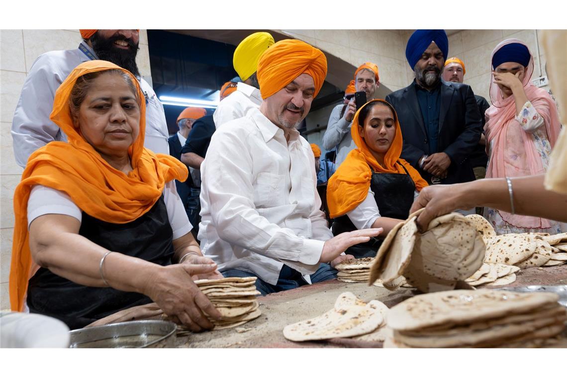 Bilder des Tages Bayerns Ministerpräsident Markus Söder besucht die Großküche des Sikh-Tempel "Gurudwara Bangla Sahib" in Neu-Delhi und trägt dabei einen Turban auf dem Kopf.