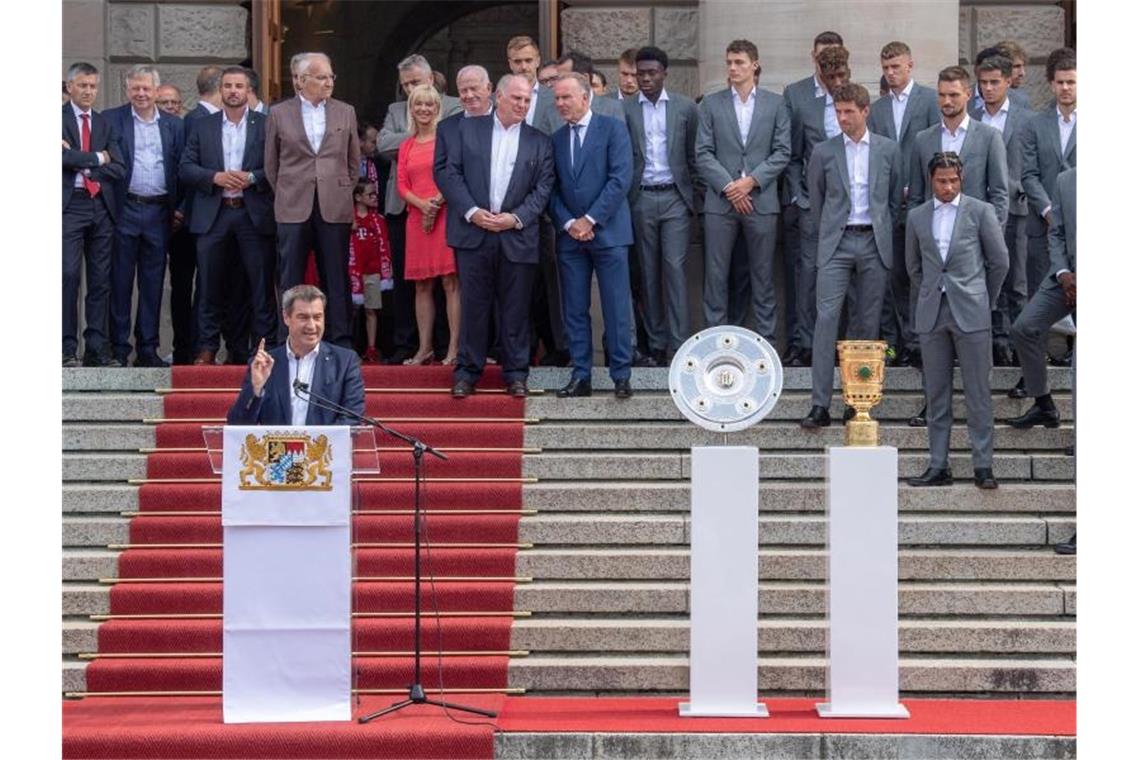 Bayerns Ministerpräsident Markus Söder (CSU) empfängt im Hofgarten die Mannschaft des FC Bayern München. Foto: Peter Kneffel