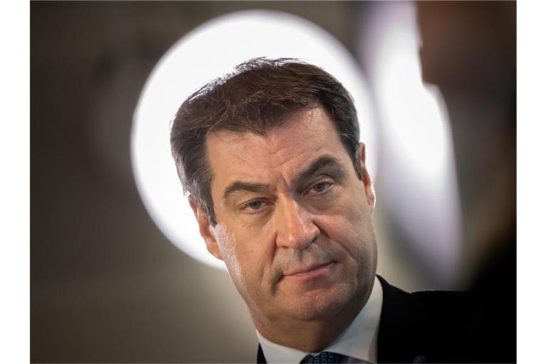 Bayerns Ministerpräsident Markus Söder fordert eine „nationale Notfallproduktion“ von Schutzmasken. Foto: Peter Kneffel/dpa /dpa