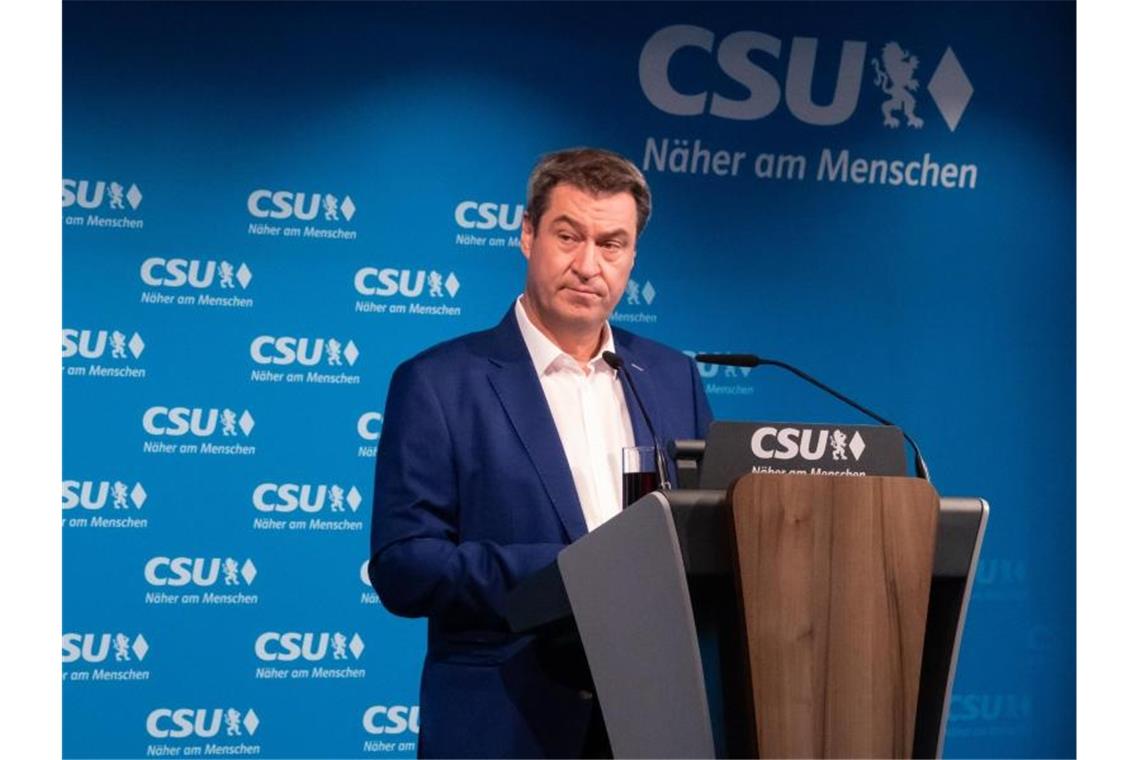 Europäischer Supercup - Söder warnt vor „Fußball-Ischgl“ Bayerns Ministerpräsident Markus Söder kündigte eine schärfere Quarantäneregel für Fußballfans an. Foto: Josefine Kaukemüller/dpa