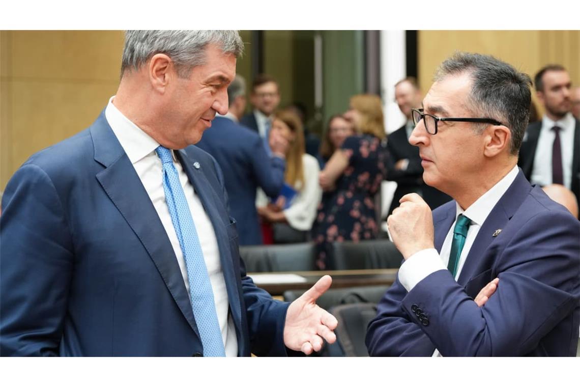 Bayerns Ministerpräsident Markus Söder (links) und Stuttgarts Regierungschef Cem Özdemir haben zusammen mit Niedersachsen einen Hilferuf der Autoländer verfasst.