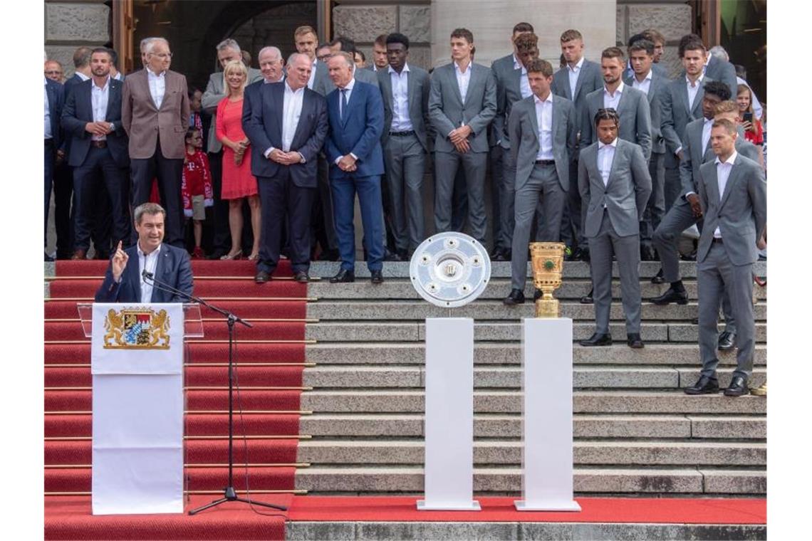 Hoeneß vorm Abschied: „Bayern-Hilfe nicht an Amt gebunden“ Bayerns Ministerpräsident Markus Söder (links unten) hält beim Empfang der Mannschaft des FC Bayern im Hofgarten eine Rede. Foto: Peter Kneffel