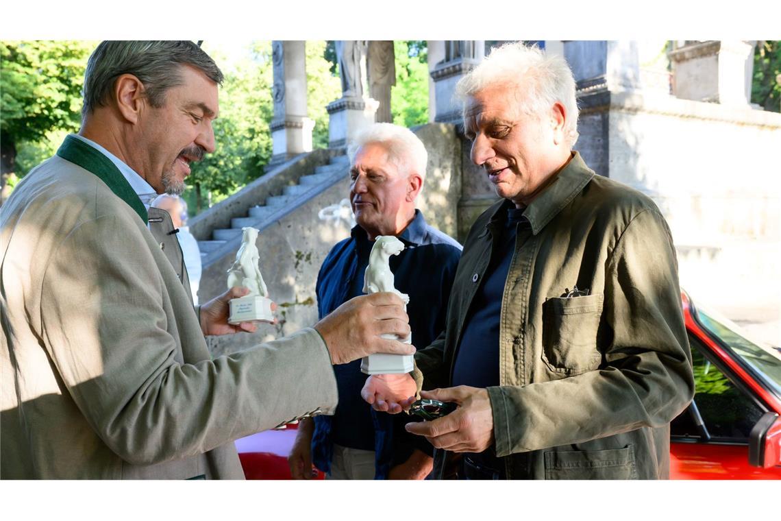 Söder bringt Münchner "Tatort"-Team einen Preis ans Set Bayerns Ministerpräsident Markus Söder überreicht Udo Wachtveitl und Miroslav Nemec den Preis.