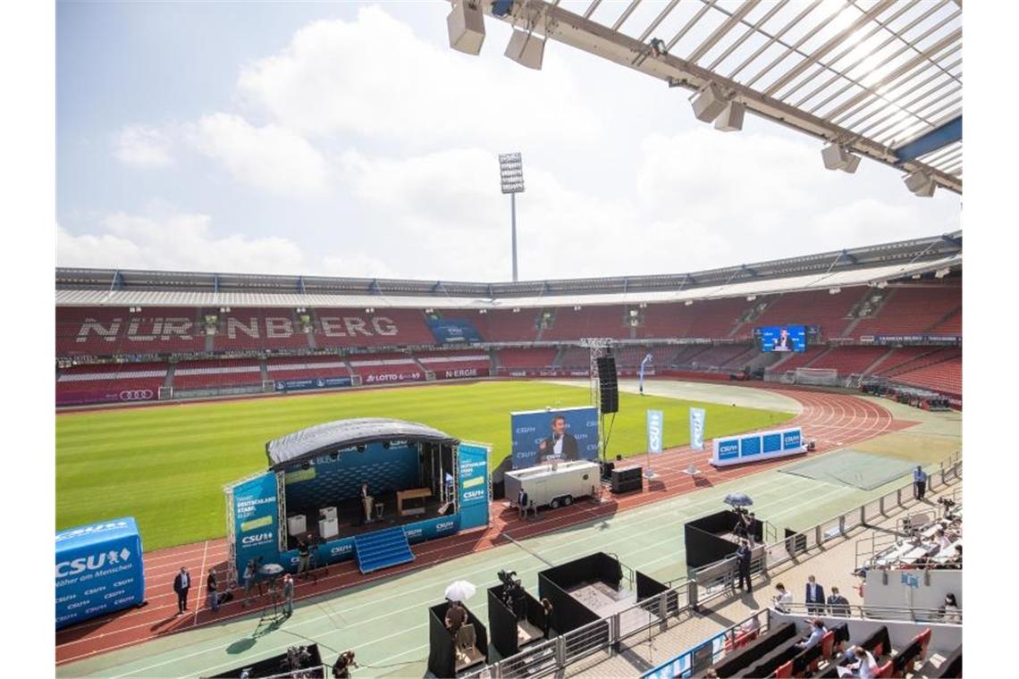 Helfer oder Kritiker? Söders Balanceakt im Wahlkampf Bayerns Ministerpräsident Söder spricht im Nürnberger Frankenstadion zur Bundestagslistenaufstellung der CSU. Foto: Daniel Karmann/dpa