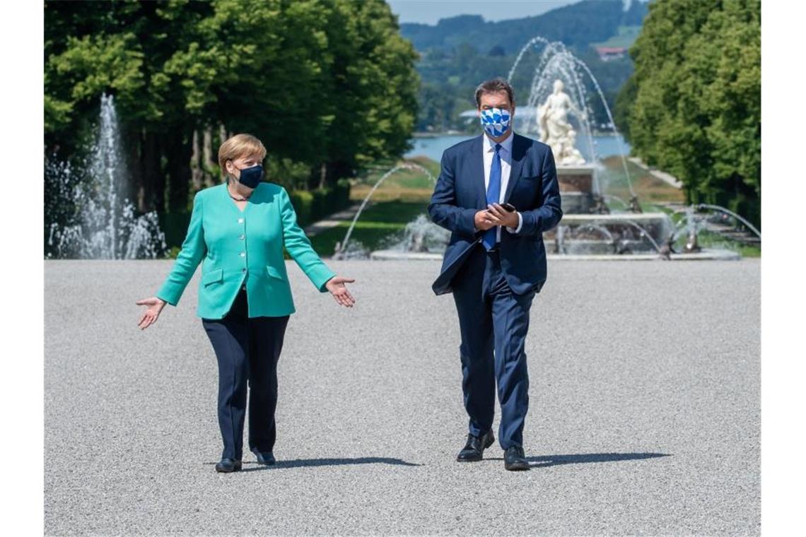 Bayerns Ministerpräsident Söder und Bundeskanzlerin Merkel gehen zur Kabinettssitzung. Foto: Peter Kneffel/dpa/Pool/dpa