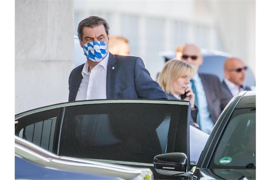 Marathon-Verhandlung im Kanzleramt: Was hilft aus dem Tief? Bayerns Minmiszterpräsident Markus Söder, auf dem Weg zur Sitzung im Kanzleramt. Foto: Michael Kappeler/dpa