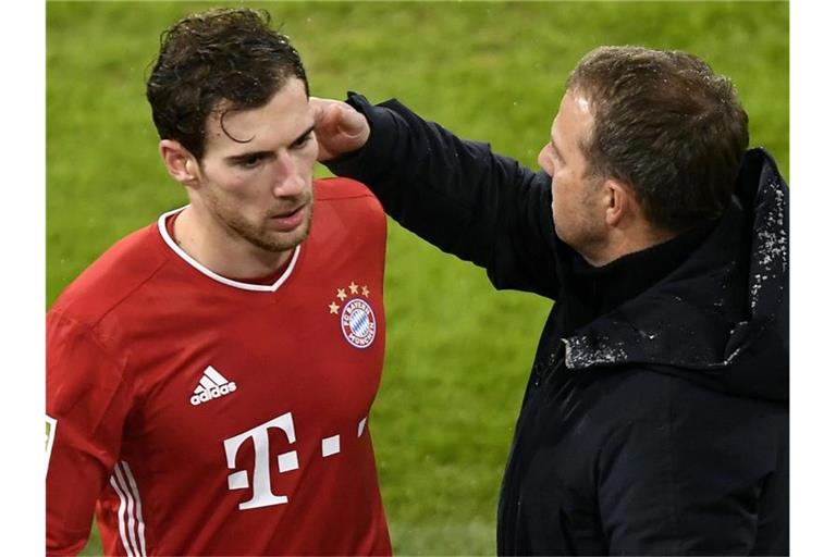 Bayerns Mittelfeldspieler Leon Goretzka (l) und Chef-Trainer Hansi Flick. Foto: Lukas Barth-Tuttas/epa/Pool/dpa