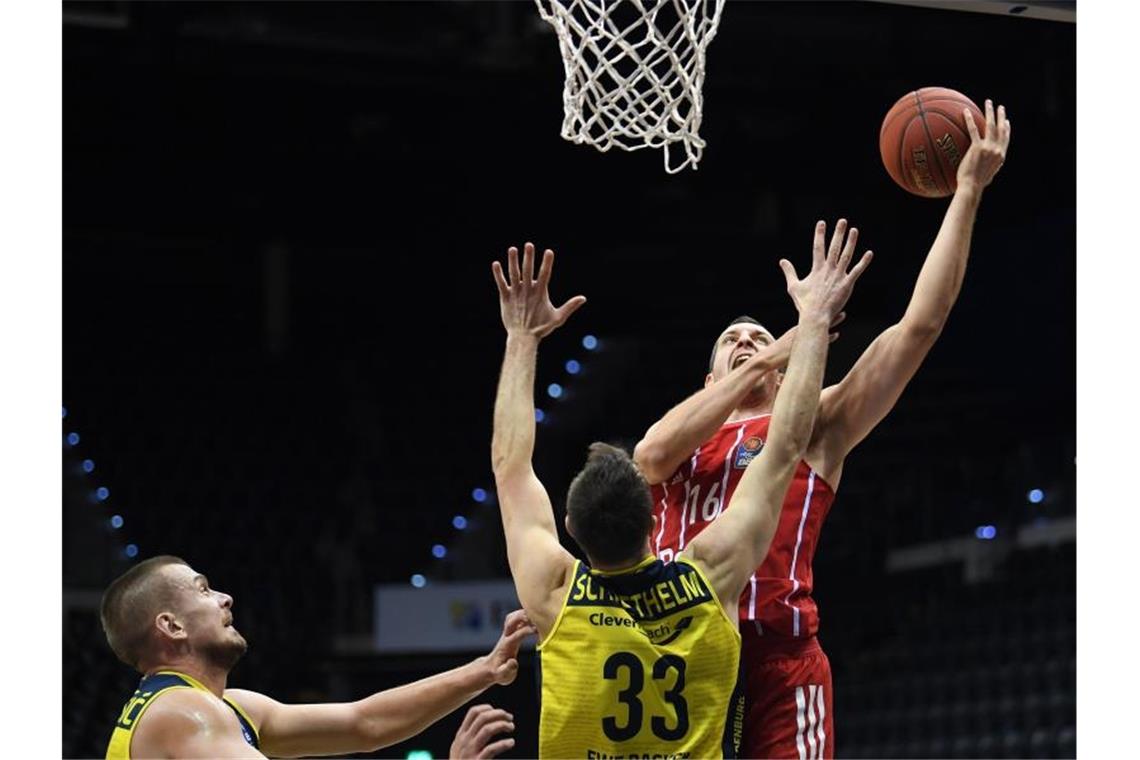 Erste Niederlagen für Bayern und Ulm Bayerns Paul Zipser (r) zieht gegen Oldenburgs Rasid Mahalbasic (M) zum Korb. Foto: Carmen Jaspersen/dpa