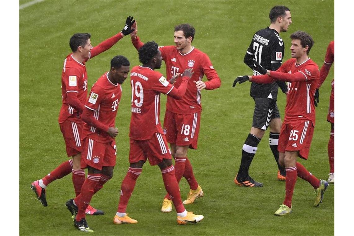 Bayerns Robert Lewandowski (l) jubelt über das Tor zum 1:0 mit seinen Teamkollegen. Foto: Lukas Barth-Tuttas/epa/Pool/dpa