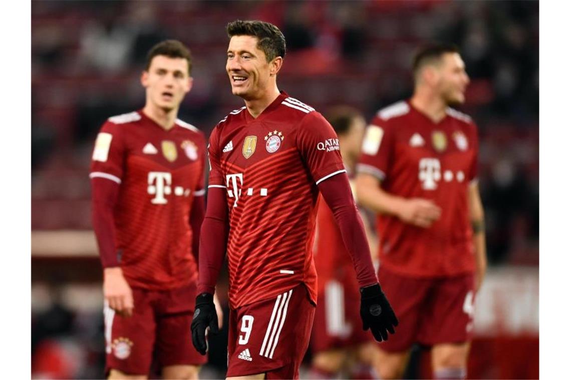 FC Bayern hält BVB auf Distanz - Dämpfer für Hoffenheim Bayerns Robert Lewandowski (M) bejubelte seinen zweiten von drei Treffern. Foto: Marius Becker/dpa